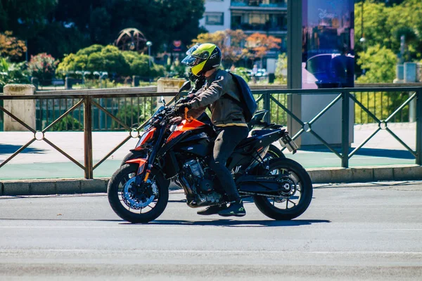 Sewilla Hiszpania Września 2021 Ludzie Jeżdżący Motocyklu Ulicach Sewilli Symbolicznego — Zdjęcie stockowe