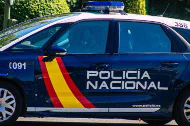 Sevilla İspanya 22 Eylül 2021 Coronavirüs salgını sırasında Seville sokaklarında devriye gezen polis arabası İspanya 'ya çarpıyor, sokakta maske takmak zorunlu değil.