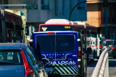 Sevilla İspanya 22 Eylül 2021 Coronavirüs salgını sırasında Seville sokaklarında devriye gezen polis arabası İspanya 'ya çarpıyor, sokakta maske takmak zorunlu değil.