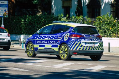 Sevilla İspanya 22 Eylül 2021 Coronavirüs salgını sırasında Seville sokaklarında devriye gezen polis arabası İspanya 'ya çarpıyor, sokakta maske takmak zorunlu değil.