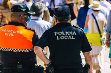 Carmona İspanya 26 Eylül 2021 İspanya Coronavirus salgını sırasında Carmona sokaklarında devriye gezen yerel polis merkezi.