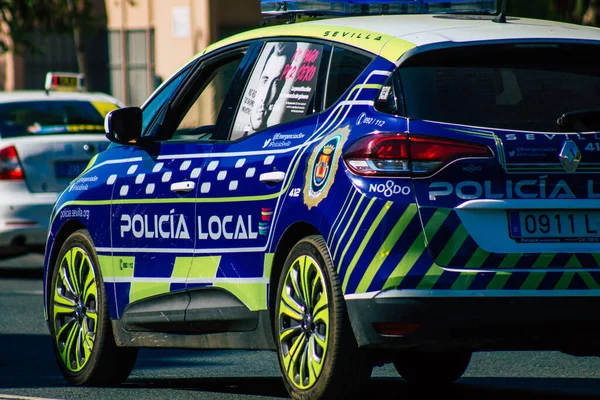 セビリアスペイン2021年9月22日道路でマスクを着用し スペインを打つコロナウイルス発生中にセビリアの街でパトロール警察の車は必須ではありません — ストック写真