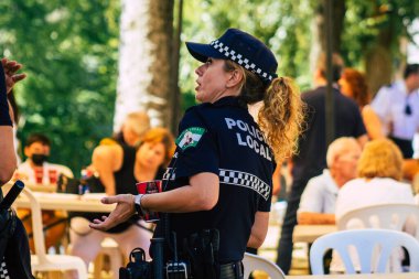 Carmona İspanya 26 Eylül 2021 İspanya Coronavirus salgını sırasında Carmona sokaklarında devriye gezen yerel polis merkezi.