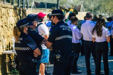 Carmona İspanya 26 Eylül 2021 İspanya Coronavirus salgını sırasında Carmona sokaklarında devriye gezen yerel polis merkezi.