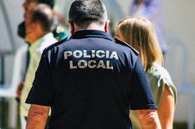 Carmona İspanya 26 Eylül 2021 İspanya Coronavirus salgını sırasında Carmona sokaklarında devriye gezen yerel polis merkezi.