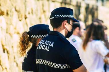 Carmona İspanya 26 Eylül 2021 İspanya Coronavirus salgını sırasında Carmona sokaklarında devriye gezen yerel polis merkezi.