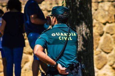 Carmona İspanya 26 Eylül 2021 İspanya Coronavirus salgını sırasında Carmona sokaklarında devriye gezen yerel polis merkezi.