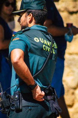 Carmona İspanya 26 Eylül 2021 İspanya Coronavirus salgını sırasında Carmona sokaklarında devriye gezen yerel polis merkezi.