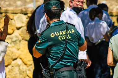 Carmona İspanya 26 Eylül 2021 İspanya Coronavirus salgını sırasında Carmona sokaklarında devriye gezen yerel polis merkezi.