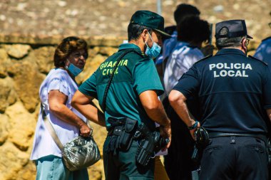 Carmona İspanya 26 Eylül 2021 İspanya Coronavirus salgını sırasında Carmona sokaklarında devriye gezen yerel polis merkezi.