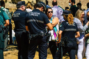 Carmona İspanya 26 Eylül 2021 İspanya Coronavirus salgını sırasında Carmona sokaklarında devriye gezen yerel polis merkezi.