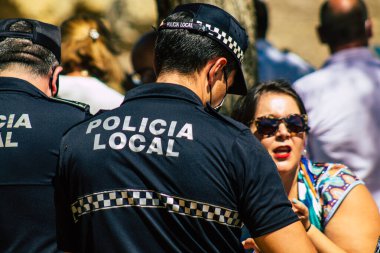 Carmona İspanya 26 Eylül 2021 İspanya Coronavirus salgını sırasında Carmona sokaklarında devriye gezen yerel polis merkezi.