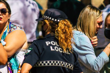 Carmona İspanya 26 Eylül 2021 İspanya Coronavirus salgını sırasında Carmona sokaklarında devriye gezen yerel polis merkezi.