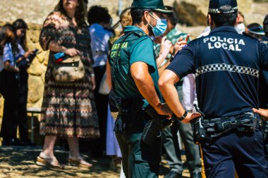 Carmona İspanya 26 Eylül 2021 İspanya Coronavirus salgını sırasında Carmona sokaklarında devriye gezen yerel polis merkezi.