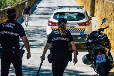 Carmona İspanya 26 Eylül 2021 İspanya Coronavirus salgını sırasında Carmona sokaklarında devriye gezen yerel polis merkezi.