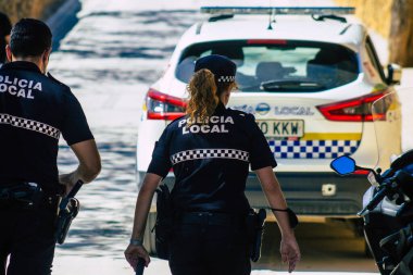 Carmona İspanya 26 Eylül 2021 İspanya Coronavirus salgını sırasında Carmona sokaklarında devriye gezen yerel polis merkezi.