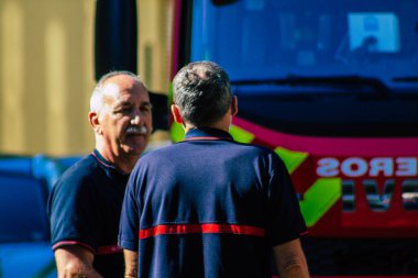 Seville İspanya 22 Eylül 2021 Sevilla itfaiyecileri Coronavirus salgını sırasında itfaiye istasyonunda eğitim görüyorlar. Müdahale koşulları altında itfaiye ekipmanlarını kullanma eğitimi alıyorlar.