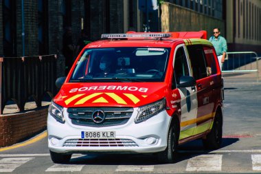 22 Eylül 2021 Sevilla İspanya İtfaiye aracı İspanya 'yı etkileyen koronavirüs salgını sırasında sembolik bir şehir ve Endülüs bölgesinin başkenti Sevilla sokaklarında yuvarlanıyor.