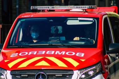 22 Eylül 2021 Sevilla İspanya İtfaiye aracı İspanya 'yı etkileyen koronavirüs salgını sırasında sembolik bir şehir ve Endülüs bölgesinin başkenti Sevilla sokaklarında yuvarlanıyor.