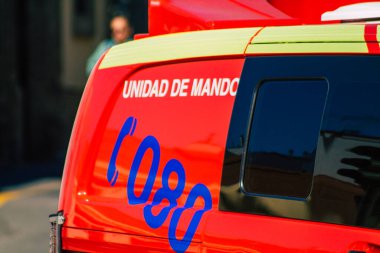 22 Eylül 2021 Sevilla İspanya İtfaiye aracı İspanya 'yı etkileyen koronavirüs salgını sırasında sembolik bir şehir ve Endülüs bölgesinin başkenti Sevilla sokaklarında yuvarlanıyor.