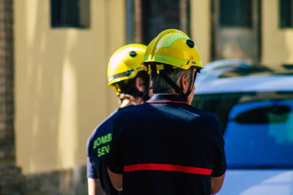 2021年9月22日 在西班牙塞维利亚 塞维利亚消防员在科罗纳维埃病毒爆发期间在消防站接受训练 他们正在训练如何在干预条件下使用消防设备 — 图库照片