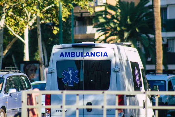 Sevilha Espanha Setembro 2021 Ambulância Dirigindo Pelas Ruas Sevilha Durante — Fotografia de Stock
