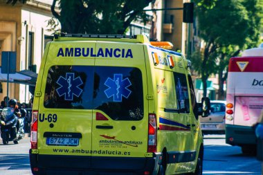 Seville İspanya 22 Eylül 2021 'de Seville sokaklarında Coronavirus salgını sırasında İspanya' yı vuran ambulans maskeli araç kullanmak zorunludur.