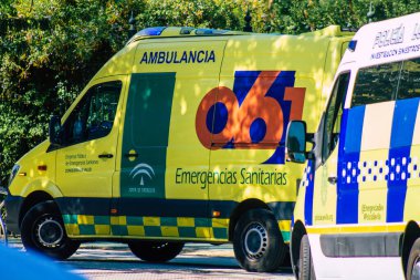 Seville İspanya 22 Eylül 2021 'de Seville sokaklarında Coronavirus salgını sırasında İspanya' yı vuran ambulans maskeli araç kullanmak zorunludur.