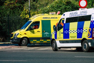 Seville İspanya 22 Eylül 2021 'de Seville sokaklarında Coronavirus salgını sırasında İspanya' yı vuran ambulans maskeli araç kullanmak zorunludur.