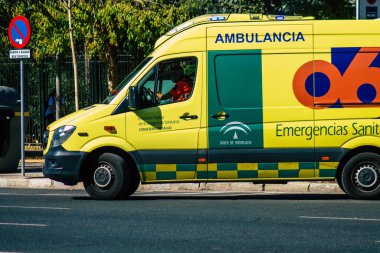 Seville İspanya 22 Eylül 2021 'de Seville sokaklarında Coronavirus salgını sırasında İspanya' yı vuran ambulans maskeli araç kullanmak zorunludur.