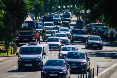 Sevilla İspanya 22 Eylül 2021 Sevilla caddelerinde trafik sıkışıklığı, sembolik bir şehir ve Endülüs Bölgesi 'nin başkenti, İspanya' nın güneyinde