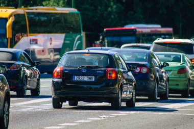 Sevilla İspanya 22 Eylül 2021 Sevilla caddelerinde trafik sıkışıklığı, sembolik bir şehir ve Endülüs Bölgesi 'nin başkenti, İspanya' nın güneyinde