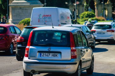 Sevilla İspanya 22 Eylül 2021 Sevilla caddelerinde trafik sıkışıklığı, sembolik bir şehir ve Endülüs Bölgesi 'nin başkenti, İspanya' nın güneyinde