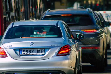 Sevilla İspanya 22 Eylül 2021 Sevilla caddelerinde trafik sıkışıklığı, sembolik bir şehir ve Endülüs Bölgesi 'nin başkenti, İspanya' nın güneyinde