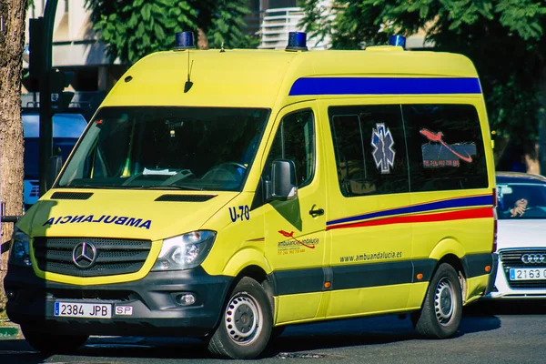 Sevilha Espanha Setembro 2021 Ambulância Dirigindo Pelas Ruas Sevilha Durante — Fotografia de Stock