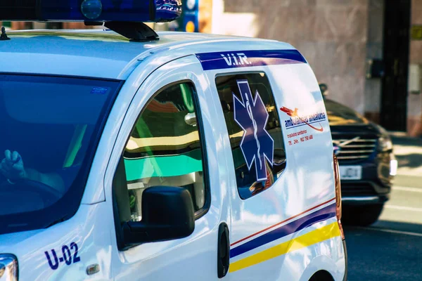 Sevilha Espanha Setembro 2021 Ambulância Dirigindo Pelas Ruas Sevilha Durante — Fotografia de Stock