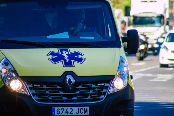 Sevilla Španělsko Září 2021 Sanitka Projíždějící Ulicemi Sevilly Během Epidemie — Stock fotografie