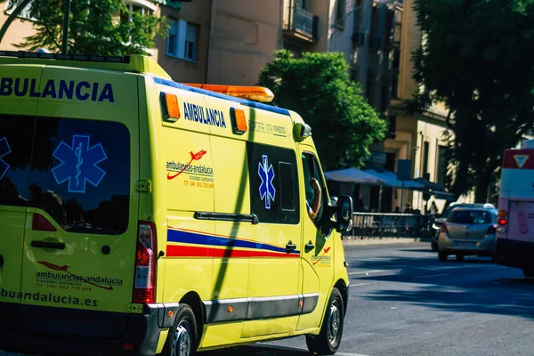セビリアスペイン2021年9月22日スペインを襲ったコロナウイルスの発生の間 セビリアの通りを通って走る救急車は マスクを着用することが義務付けられています — ストック写真