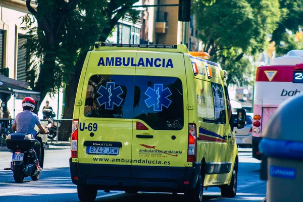 Sevilla Spanje September 2021 Ambulance Rijdt Door Straten Van Sevilla — Stockfoto