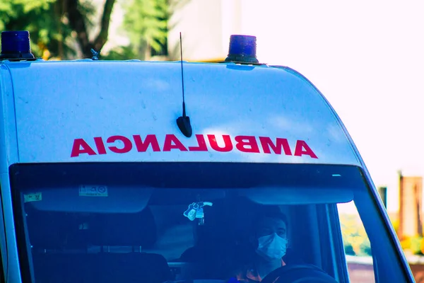 Seville Spanyol September 2021 Ambulans Mengemudi Melalui Jalan Jalan Sevilla — Stok Foto