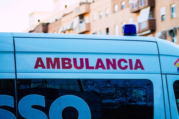 Sevilla Spania Septembrie 2021 Ambulanța Conducere Străzile Din Sevilla Timpul — Fotografie, imagine de stoc