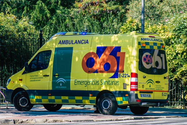 Σεβίλλη Ισπανία Σεπτεμβρίου 2021 Ασθενοφόρο Που Διασχίζει Τους Δρόμους Της — Φωτογραφία Αρχείου
