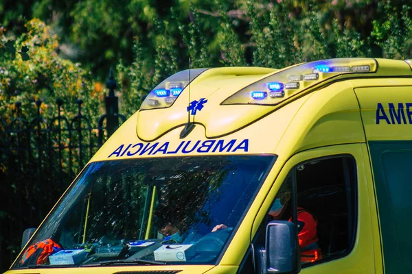 2021年9月22日 西班牙塞维利亚的救护车在西班牙爆发禽流感期间驶过塞维利亚的街道 必须戴上口罩 — 图库照片