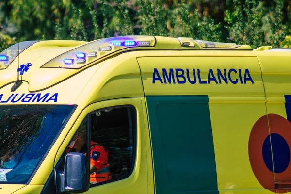 Sevilha Espanha Setembro 2021 Ambulância Dirigindo Pelas Ruas Sevilha Durante — Fotografia de Stock