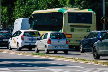 Sevilla İspanya 22 Eylül 2021 Sevilla caddelerinde trafik sıkışıklığı, sembolik bir şehir ve Endülüs Bölgesi 'nin başkenti, İspanya' nın güneyinde