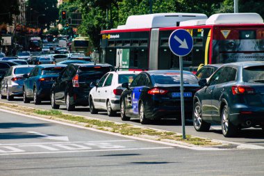 Sevilla İspanya 22 Eylül 2021 Sevilla caddelerinde trafik sıkışıklığı, sembolik bir şehir ve Endülüs Bölgesi 'nin başkenti, İspanya' nın güneyinde