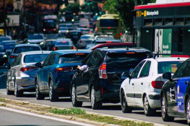 Sevilla İspanya 22 Eylül 2021 Sevilla caddelerinde trafik sıkışıklığı, sembolik bir şehir ve Endülüs Bölgesi 'nin başkenti, İspanya' nın güneyinde