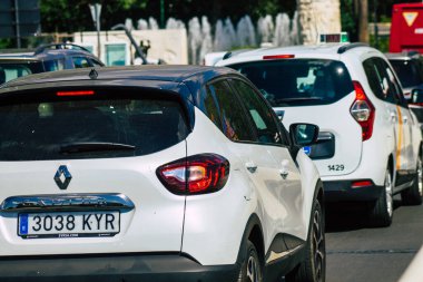 Sevilla İspanya 22 Eylül 2021 Sevilla caddelerinde trafik sıkışıklığı, sembolik bir şehir ve Endülüs Bölgesi 'nin başkenti, İspanya' nın güneyinde