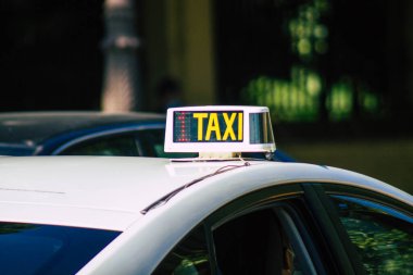 Sevilla İspanya 22 Eylül 2021 Sevilla caddelerinde Coronavirus salgını sırasında İspanya 'ya maske takarak gitmek zorunludur.