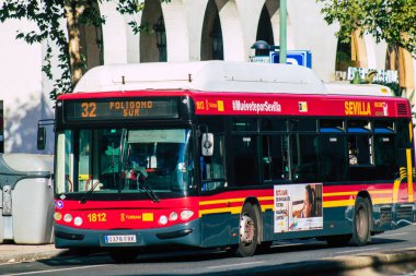 Sevilla İspanya 22 Eylül 2021 Sevilla otobüsü Coronavirus salgını sırasında İspanya 'yı vururken, maske takmak zorunludur.